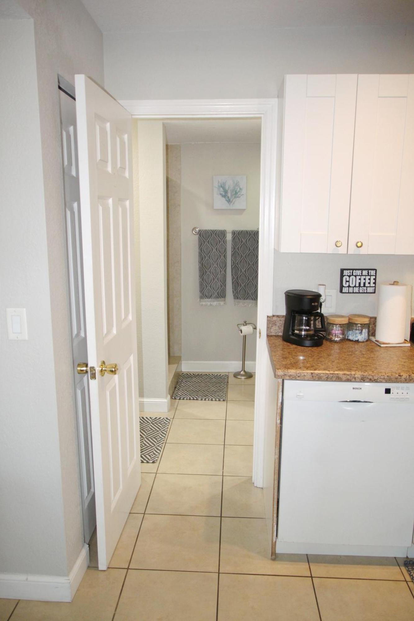 Naples Park Oasis - Cozy Two Bedroom Apartment Exterior photo